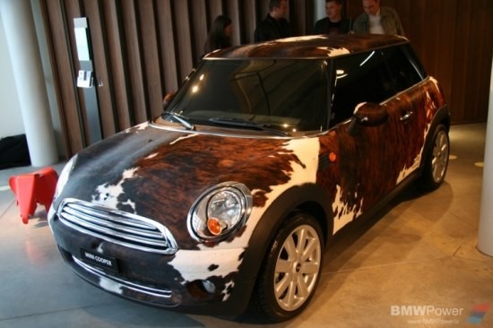 Mini Cooper облечен в кожа