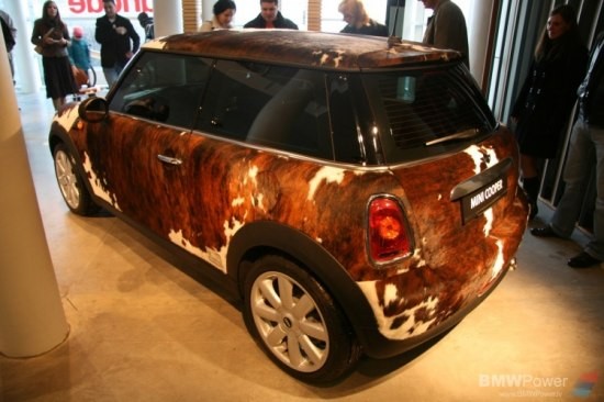 Mini Cooper облечен в кожа