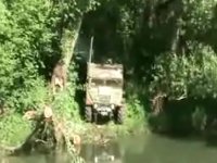 Модифициран Hummer се движи и под вода