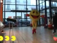 Реми Джилард в ролята на Pac Man